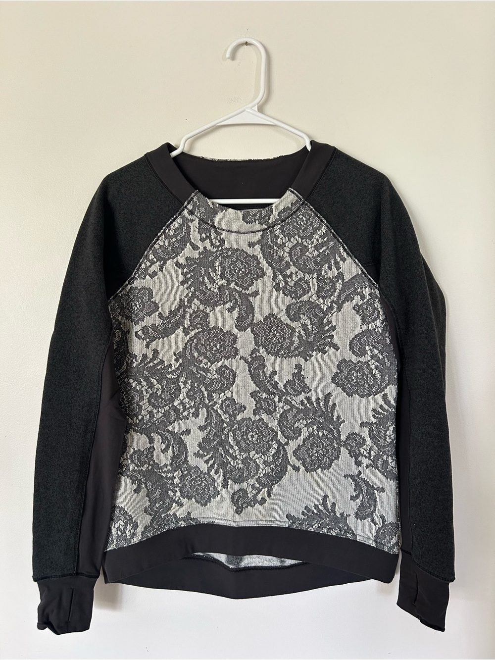 Lululemon Fleet Street Pullover
Black / White / Heathered Black / Soot Size 12